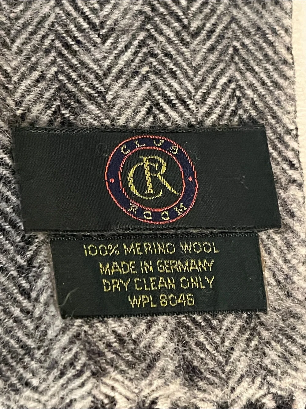 Club room 100% Merino wool winter scarf, grey herringbone pattern WPL8046.